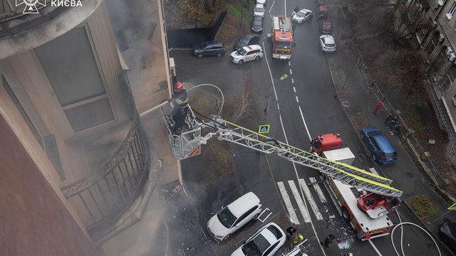 В центре Киева произошел пожар в многоэтажке, предварительная причина - взрыв зарядной станции