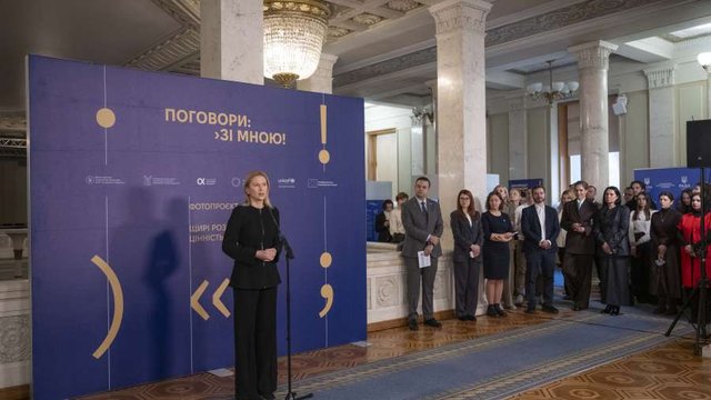 У Верховній Раді до Всесвітнього дня дитини відкрили дві виставки про життя, позбавлене батьківського піклування