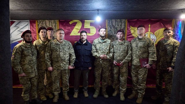 Зеленський обговорив із 25-ою окремою повітрянодесантною Січеславською бригадою ситуацію поблизу Покровська