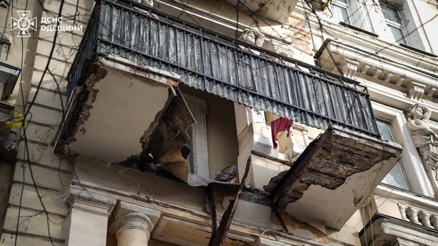 В Одессе обвалился балкон жилого дома, два человека пострадали - ГСЧС