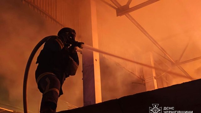 Враг ночью атаковал предприятие в Черниговской области, пожар ликвидировали - ГСЧС