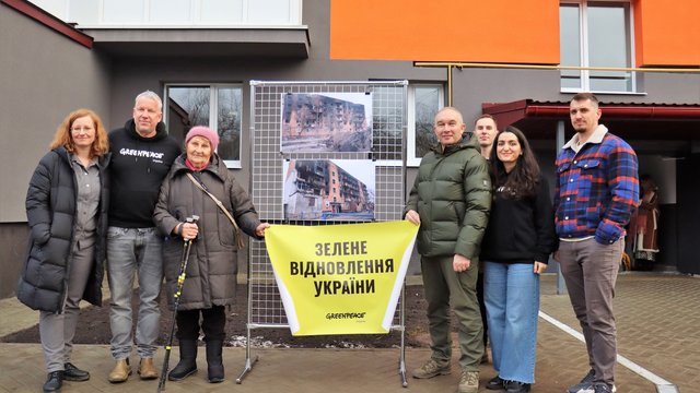 Тростянець за підтримки Greenpeace відбудував зруйновану РФ п’ятиповерхівку та перевів її на відновлювальні джерела енергії