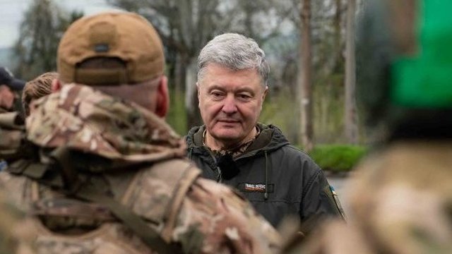Poroshenko congratulates AFU, calls on authorities to direct all possible resources to defense needs