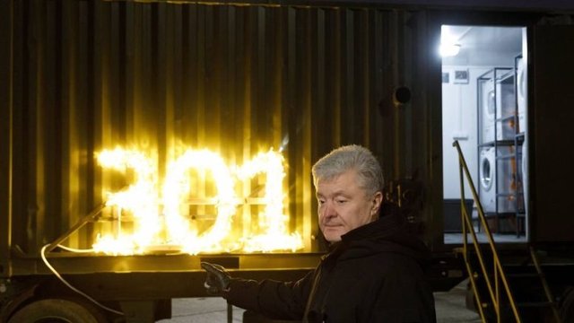 Порошенко відправив на фронт ще шість прально-душових комплексів