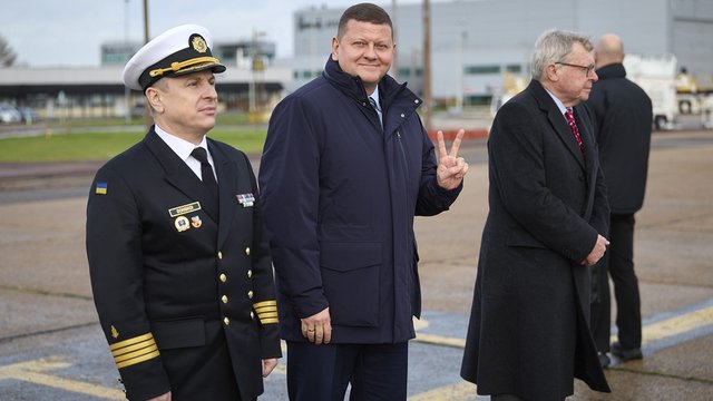 Валерій Залужний зустрічає Президента України під час його робочого візиту до Великої Британії, 8 грудня 2025 року