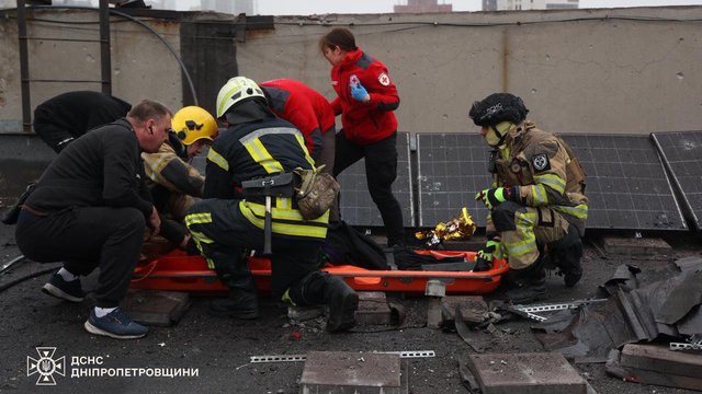 Волонтери УЧХ розгорнули пункт допомоги у Дніпрі на місці ракетного удару РФ