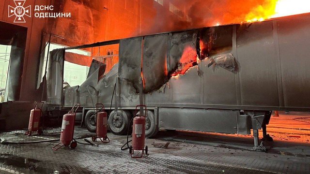 Внаслідок ворожої атаки на Одещині сталося займання причепу вантажного автомобіля "Нової пошти" зі 110 посилками