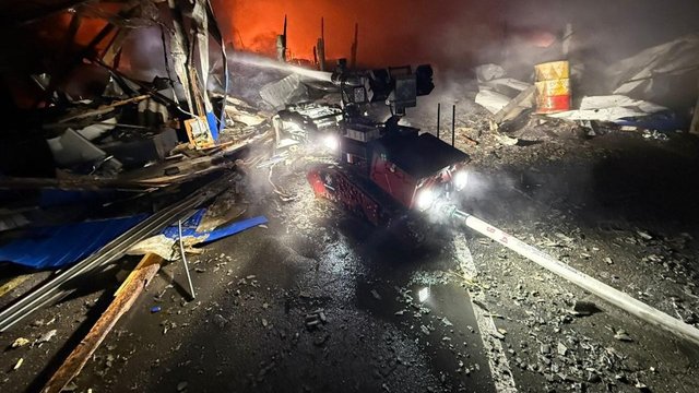 Київщина: Обстріл спричинив пожежі та руйнування залізничного вокзалу, депо, житлових та складських будівель