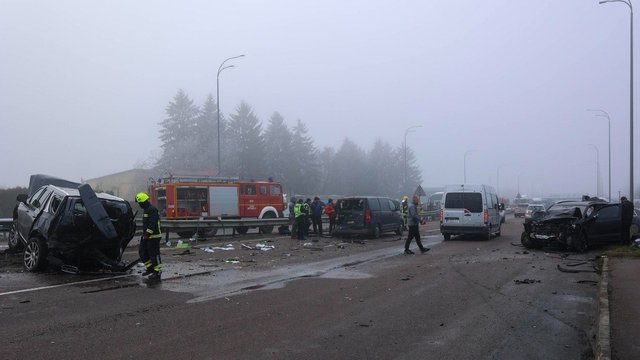 У масштабній ДТП на трасі М06 "Київ–Чоп" на Рівненщині постраждали троє людей - ДСНС