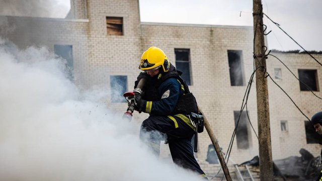 ДСНС: На Харківщині нічна атака ударних БПЛА спричинила пожежі, є постраждала
