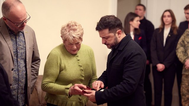 Зеленський передав нагороди рідним загиблих за Україну ірландських військовослужбовців