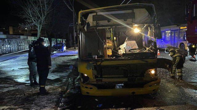 У Києві поліція встановлює обставини вибуху автобусу