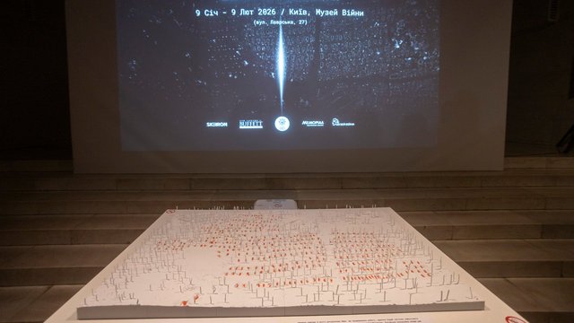 «Крізь морок. Світло пам’яті»: у Києві відкрили виставку цифрових свідчень воєнних злочинів РФ на Харківщині
