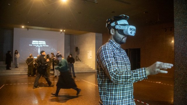 «Крізь морок. Світло пам’яті»: у Києві відкрили виставку цифрових свідчень воєнних злочинів РФ на Харківщині