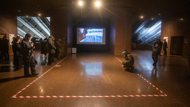 «Крізь морок. Світло пам’яті»: у Києві відкрили виставку цифрових свідчень воєнних злочинів РФ на Харківщині