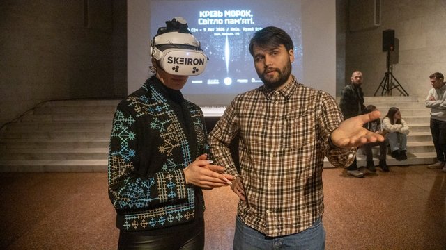 Керівник проєкту «Культура» «Інтерфакс-Україна» Ольга Левкун та співзасновник Skeiron Андрій Гривняк на відкритті виставки «Крізь морок. Світло пам’яті». Національний музей історії України у Другій світовій війні, Київ, 09.01.2026