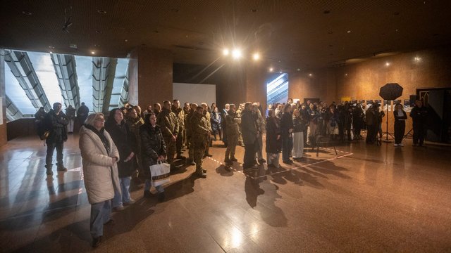 «Крізь морок. Світло пам’яті»: у Києві відкрили виставку цифрових свідчень воєнних злочинів РФ на Харківщині