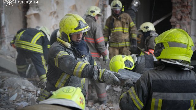 Аварійно-рятувальні та пошукові роботи на місці влучання БпЛА в Одесі завершено – ДСНС