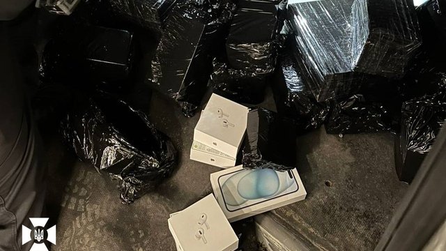 Держприкордонслужба викрила спробу контрабанди техніки Apple на 35 млн грн