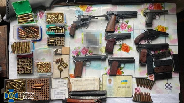 СБУ: викрито угрупування, яке готувало продаж однієї з найбільших партій "трофейної" зброї за час війни