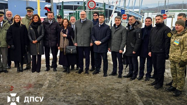 В пункте пропуска "Ужгород" открыли пешеходную полосу движения для оформления