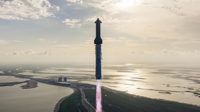 SpaceX в 2025 году провела 165 запусков ракет Falcon 9 и пять тестовых полетов лунной ракеты Starship