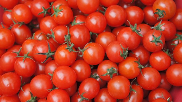 Україна у 2025р. наростила імпорт томатів на третину, огірків – на 46,3%