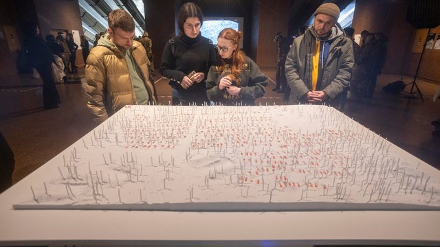 «Крізь морок. Світло пам’яті»: у Києві відкрили виставку цифрових свідчень воєнних злочинів РФ на Харківщині