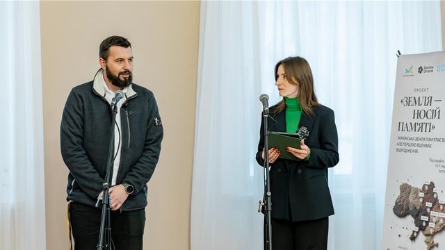 В Києві відкрили інсталяцію "Земля — носій памʼяті", присвячену гуманітарному розмінуванню