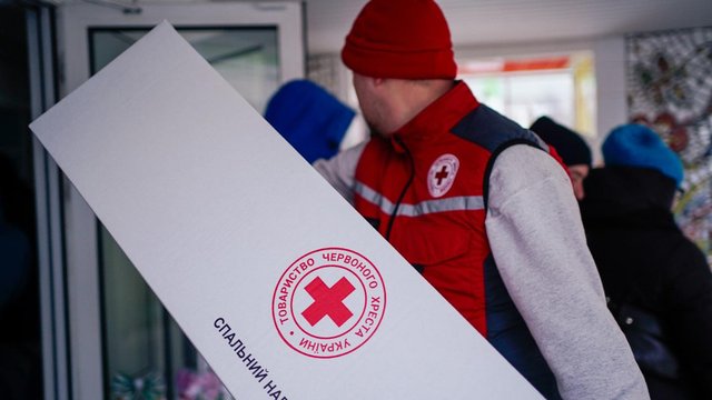 УЧХ передав сотні спальних наборів і ковдр мешканцям Києва