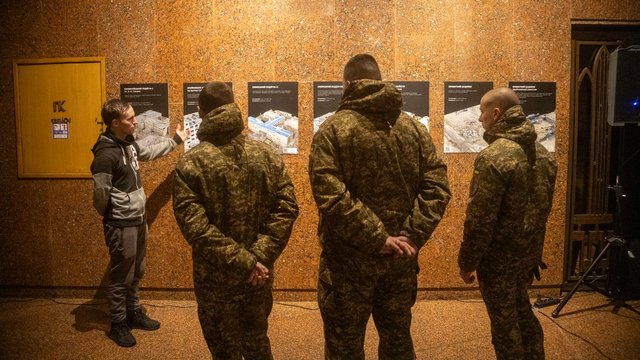 «Крізь морок. Світло пам’яті»: у Києві відкрили виставку цифрових свідчень воєнних злочинів РФ на Харківщині