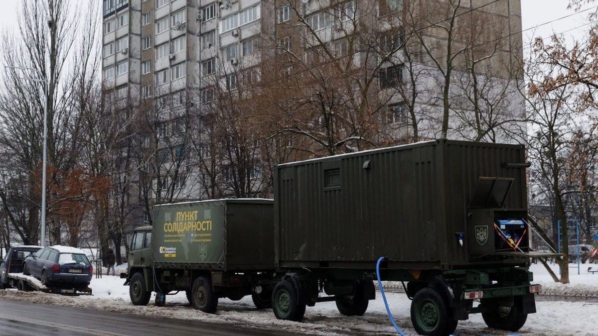 Poroshenko announces deployment of frontline laundry-and-shower complexes in Kyiv