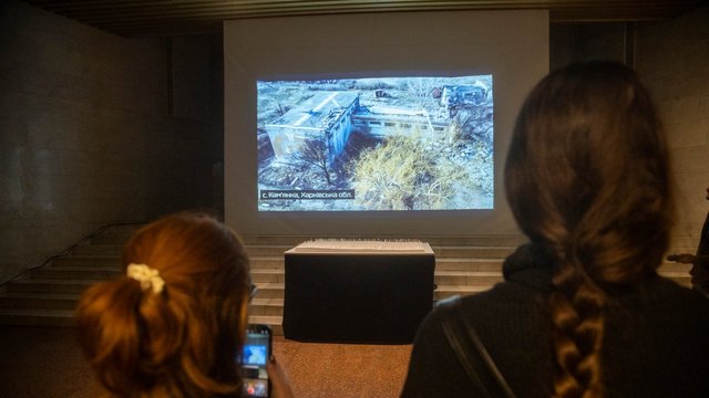 «Крізь морок. Світло пам’яті»: у Києві відкрили виставку цифрових свідчень воєнних злочинів РФ на Харківщині