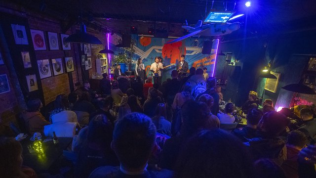 Yevhenii Dubovyk Project виступає на першому концерті фестивалю-антології, присвяченому 100-річчю українського джазу. Squat 17b, Київ, 12.01.2026