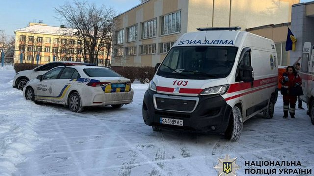 Школьник напал на учительницу и ученика с ножом в Киеве, им оказывается медпомощь - полиция
