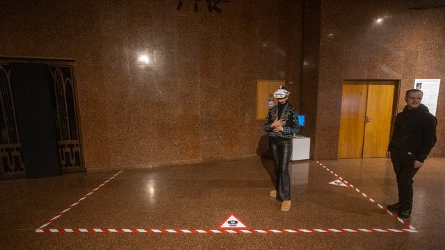 «Крізь морок. Світло пам’яті»: у Києві відкрили виставку цифрових свідчень воєнних злочинів РФ на Харківщині