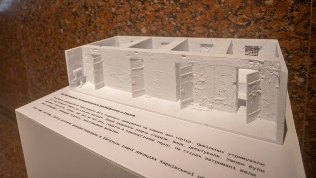 «Крізь морок. Світло пам’яті»: у Києві відкрили виставку цифрових свідчень воєнних злочинів РФ на Харківщині