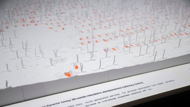 «Крізь морок. Світло пам’яті»: у Києві відкрили виставку цифрових свідчень воєнних злочинів РФ на Харківщині