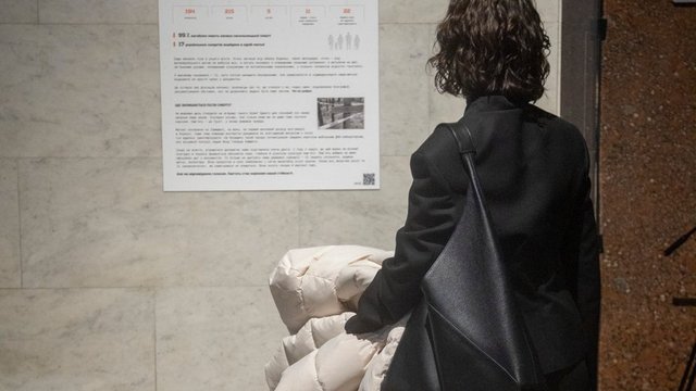 «Крізь морок. Світло пам’яті»: у Києві відкрили виставку цифрових свідчень воєнних злочинів РФ на Харківщині