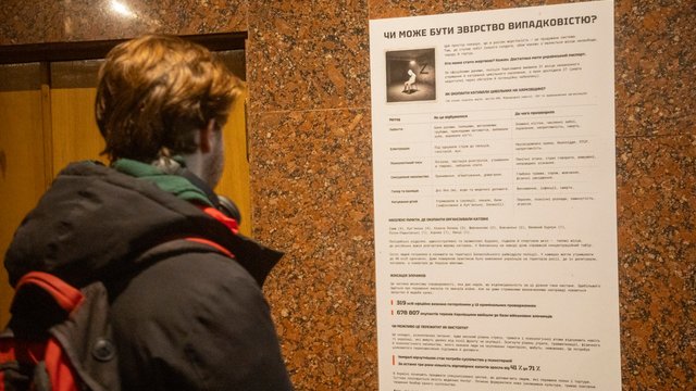 «Крізь морок. Світло пам’яті»: у Києві відкрили виставку цифрових свідчень воєнних злочинів РФ на Харківщині