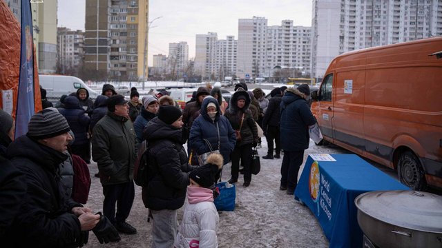 Глава МВС про допомогу киянам: у пунктах обігріву ДСНС можна залишити запит на харчування, зігрітися гарячим чаєм