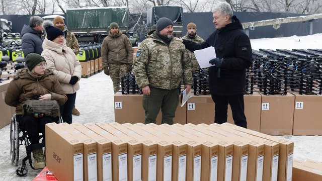 Порошенко з депутатами "Євросолідарності" передали дрони і техніку у 14 бригад