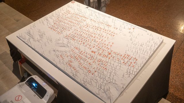 «Крізь морок. Світло пам’яті»: у Києві відкрили виставку цифрових свідчень воєнних злочинів РФ на Харківщині