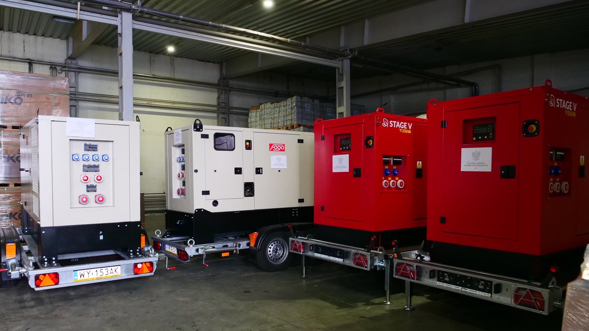 Polish govt first batch of 400 generators delivered to Kyiv