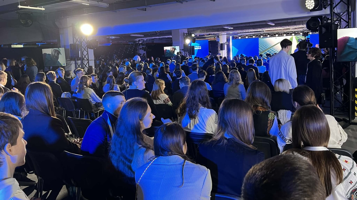 Doctor should earn 10-15% more than in other Eastern European countries – Zelenskyy