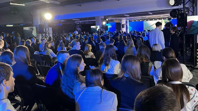 Лікар повинен отримувати зарплату принаймні на 10-15% більше, ніж в інших країнах Східної Європи - Зеленський