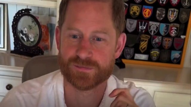 Принц Гаррі зберігає у своєму кабінеті колекцію шевронів українських захисників