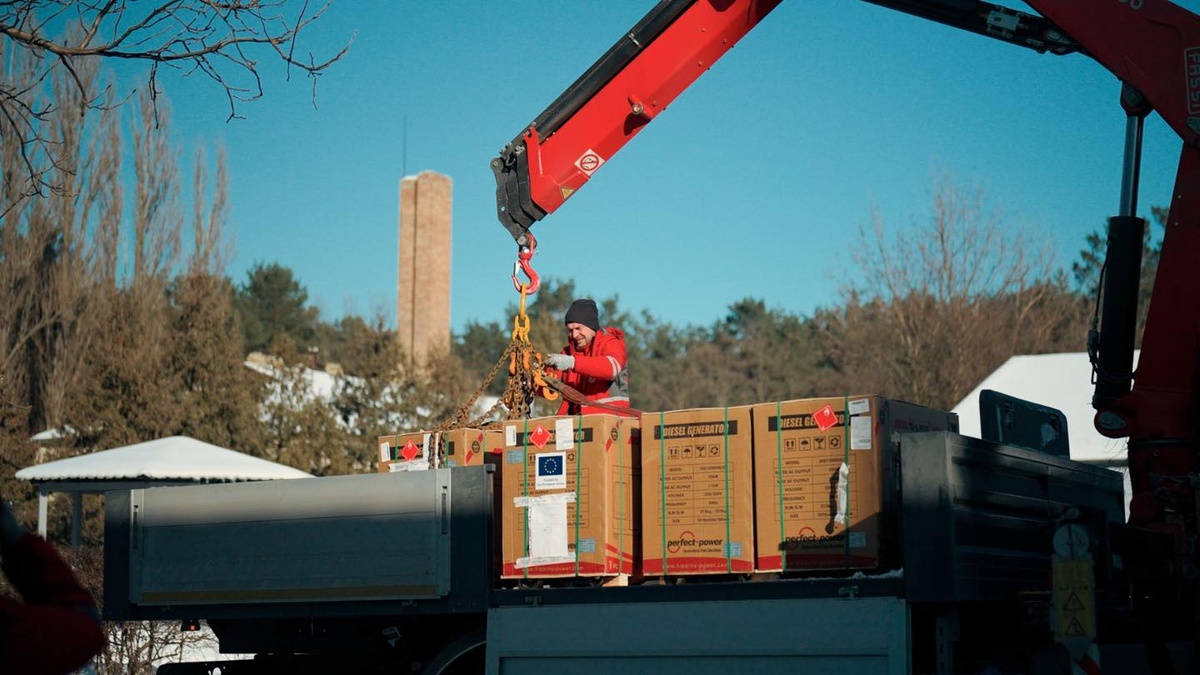 Ukrainian Red Cross Society delivers 3 generators to geriatric care home
