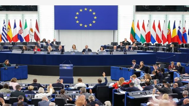 Порошенко назвал важнейшим решение Европарламента о предоставлении Украине 90 млрд евро
