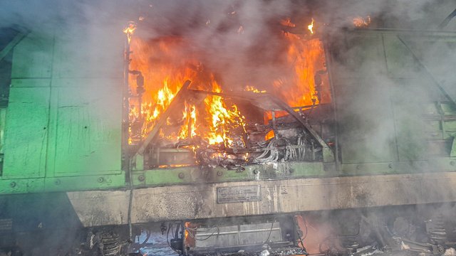 Окупанти завдали удару по залізничній станції в Конотопському районі, загорівся електровоз